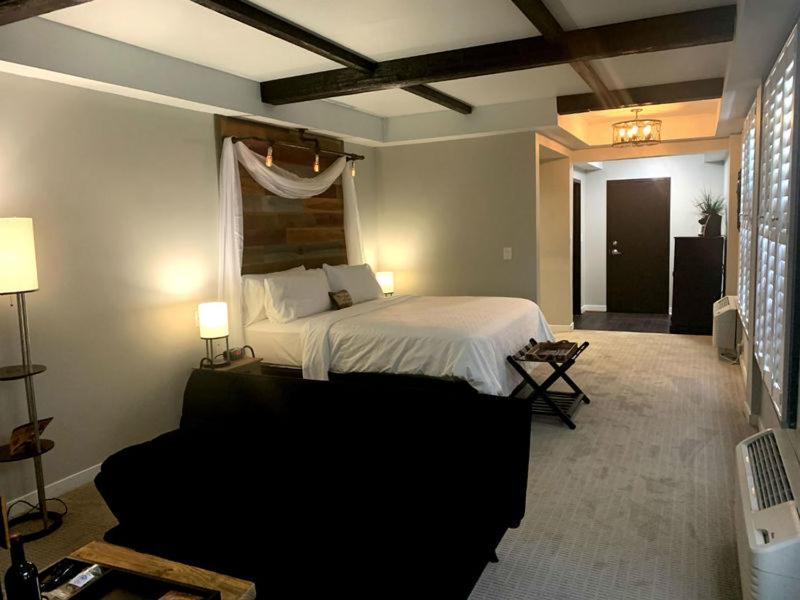Cedar Stables Inn & Suites Sandusky Eksteriør billede